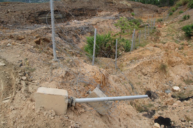 Ngang nhiên tháo rào chắn bảo vệ hành lang cao tốc La Sơn - Túy Loan để vận chuyển đất đá - Ảnh 4.