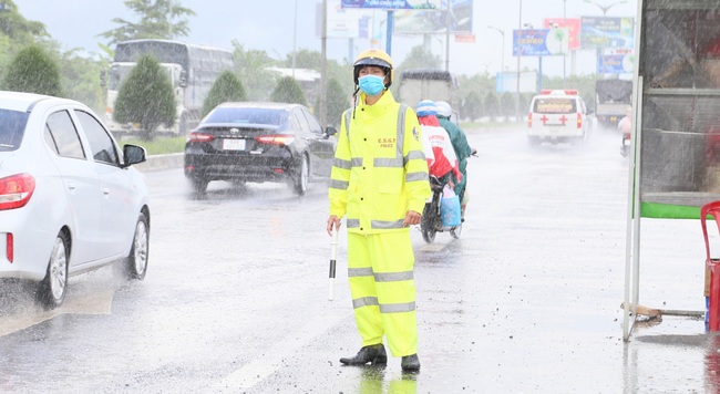 Cần Thơ: Cảm động hình ảnh tình nguyện viên dầm mưa hỗ trợ các chốt kiểm soát dịch-19 - Ảnh 7.