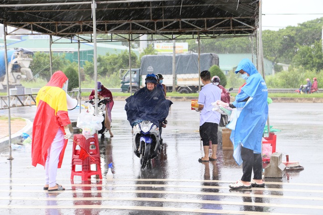 Cần Thơ: Cảm động hình ảnh tình nguyện viên dầm mưa hỗ trợ các chốt kiểm soát dịch-19 - Ảnh 2.