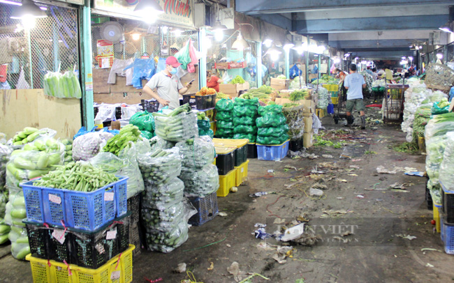 Mua bán rau củ bên trong chợ đầu mối nông sản thực phẩm Thủ Đức, TP.HCM (Ảnh: Nguyên Vỹ)