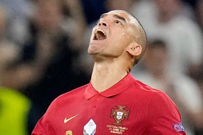 Cùng ĐT Bồ Đào Nha chia tay Euro 2020, Pepe sang V.League thi đấu? - Ảnh 1.