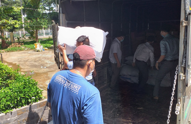 Sở NN&PTNT Đồng Nai tặng rau củ quả sạch cho người dân vùng phong tỏa - Ảnh 2.