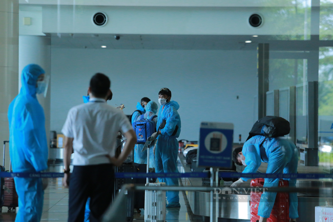 Quế Ngọc Hải, Bùi Tiến Dũng tay xách nách mang khi về sân bay Nội Bài  - Ảnh 5.
