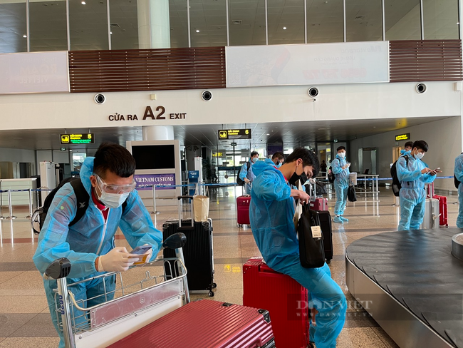 Quế Ngọc Hải, Bùi Tiến Dũng tay xách nách mang khi về sân bay Nội Bài  - Ảnh 11.