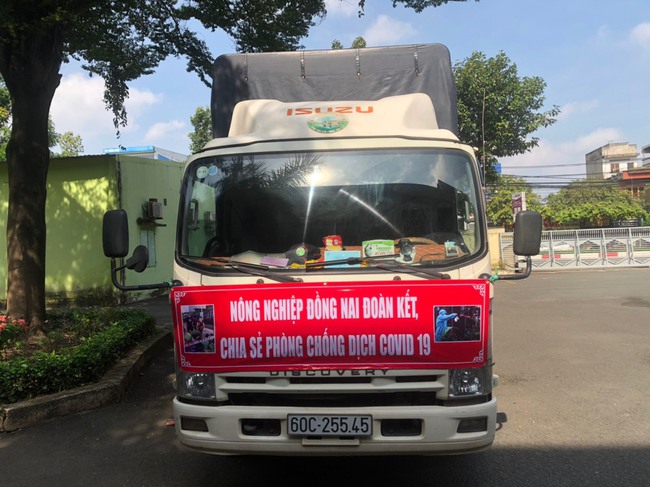 Sở NN&PTNT Đồng Nai tặng rau củ quả sạch cho người dân vùng phong tỏa - Ảnh 1.