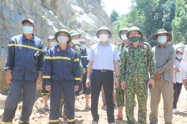 Dùng xuồng, ca nô tìm kiếm các nạn nhân mất tích tại lòng hồ thủy điện Rào Trăng 4  - Ảnh 2.