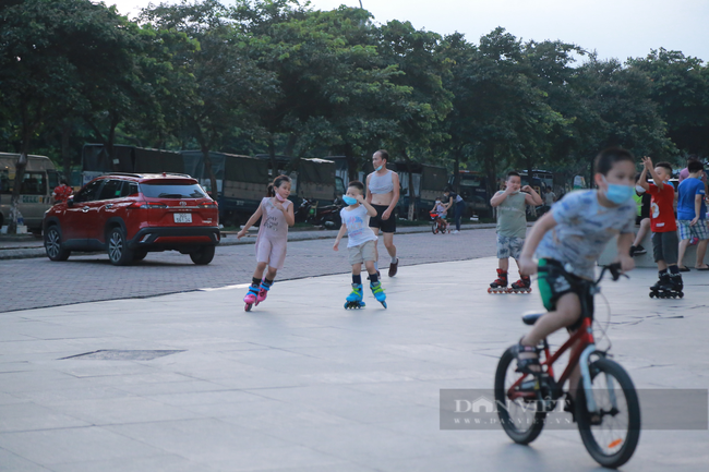 Hà Nội: Người dân vẫn vô tư tập thể dục, tập trung đông người vào mỗi buổi sáng tại công viên - Ảnh 12.
