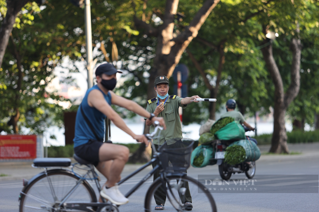 Hà Nội: Người dân vẫn vô tư tập thể dục, tập trung đông người vào mỗi buổi sáng tại công viên - Ảnh 9.