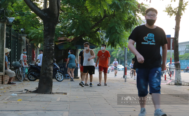 Hà Nội: Người dân vẫn vô tư tập thể dục, tập trung đông người vào mỗi buổi sáng tại công viên - Ảnh 11.