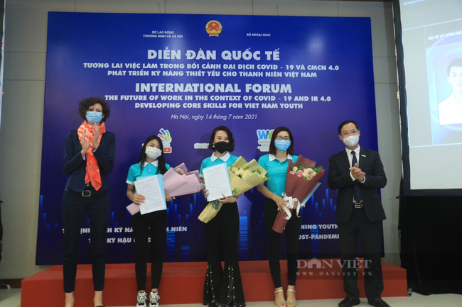 Tổng cục Giáo dục nghề nghiệp trao Quyết định Đại sứ Kỹ năng nghề trẻ Việt Nam năm 2021 cho 20 cá nhân, trong đó có 3 cá nhân là nữ. Ảnh: TC
