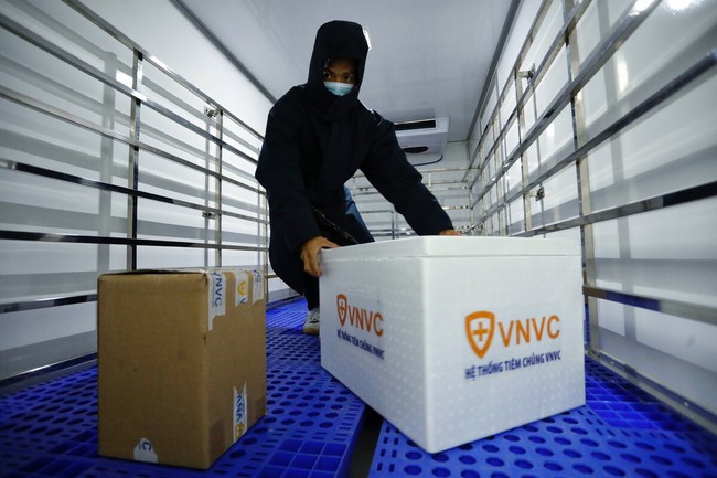 Hơn 920.000 liều vaccine AstraZeneca về đến Việt Nam - Ảnh 3.