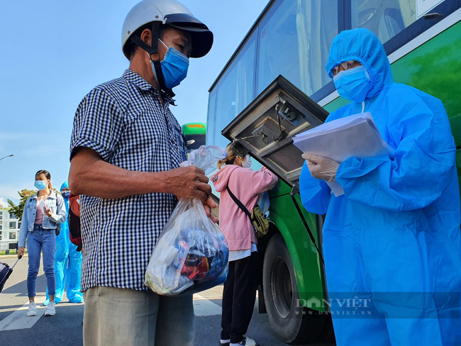 Đà Nẵng: Tặng 500 ngàn, bố trí xe, xét nghiệm miễn phí cho người dân từ TP.HCM về - Ảnh 1.