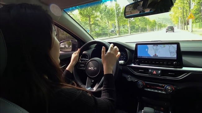 Nữ Youtuber “bóc tách” Hyundai Elantra 2022 sắp về Việt Nam - Ảnh 6.