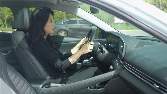 Nữ Youtuber “bóc tách” Hyundai Elantra 2022 sắp về Việt Nam - Ảnh 5.