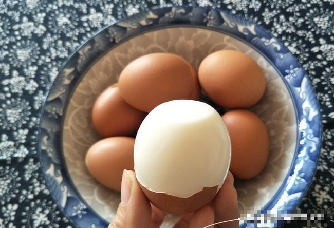Luộc trứng luôn luôn bị nứt? Thêm đoạn này trứng vẹn nguyên, vỏ tách tách khi chúng ta vấp vô - Hình ảnh 7.