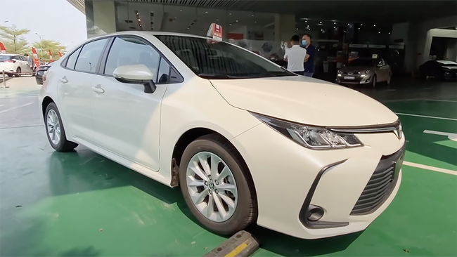 Xuất hiện ở đại lý Việt Nam, Toyota Corolla Altis 2022 khiến người dùng tò mò về nguồn gốc - Ảnh 1.