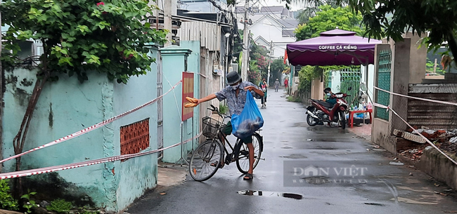 Sống bên trong khu phong tỏa: Từ bang hoàng đến san sẻ từng mớ rau, ổ bánh mỳ - Ảnh 4.