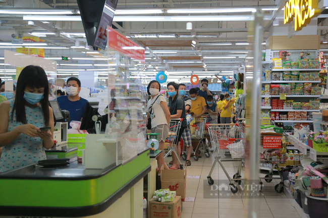 Siêu thị ở Hà Nội ken đặc người dân đi mua đồ - Ảnh 6.