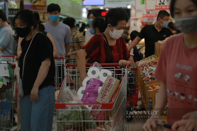 Siêu thị ở Hà Nội ken đặc người dân đi mua đồ - Ảnh 7.