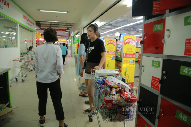 Siêu thị ở Hà Nội ken đặc người dân đi mua đồ - Ảnh 8.