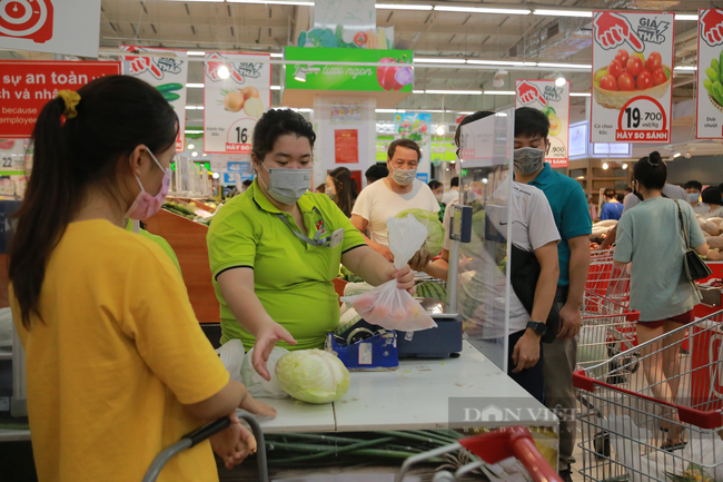Siêu thị ở Hà Nội ken đặc người dân đi mua đồ - Ảnh 9.