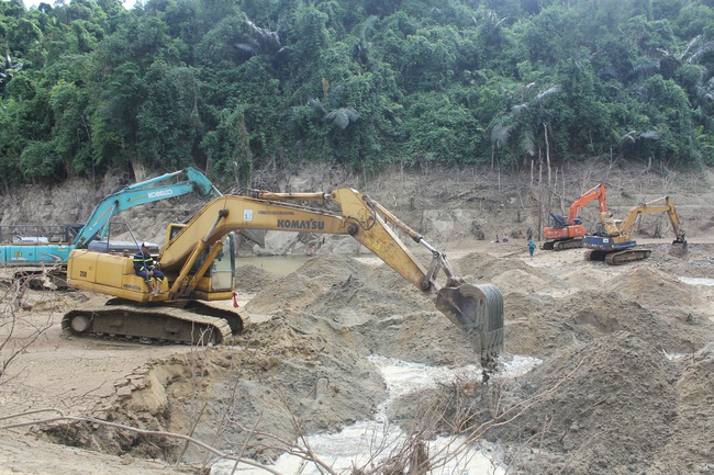 Tìm thấy chăn và nhiều vật dụng của các nạn nhân Rào Trăng 3 cách hiện trường sạt lở 3,5km - Ảnh 2.