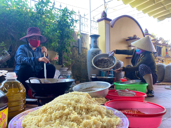 Nông dân Quảng Bình hái măng rừng, làm cá khô gửi người miền Nam chống dịch Covid-19 - Ảnh 2.