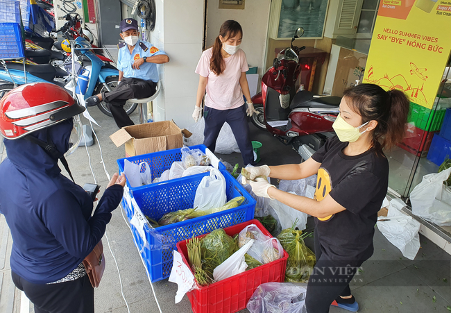 Cửa hàng mỹ phẩm, nhà thuốc, mẹ và bé ra vỉa hè bán bắp cải, khổ qua… &quot;giá sốc&quot; - Ảnh 1.