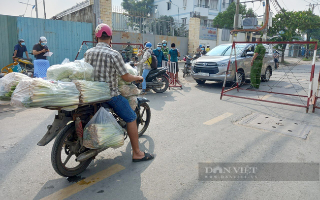 Vận chuển rau củ quả tại một chốt kiểm soát ở TP. Thủ Đức, TP.HCM. (Ảnh: Nguyên Vỹ)