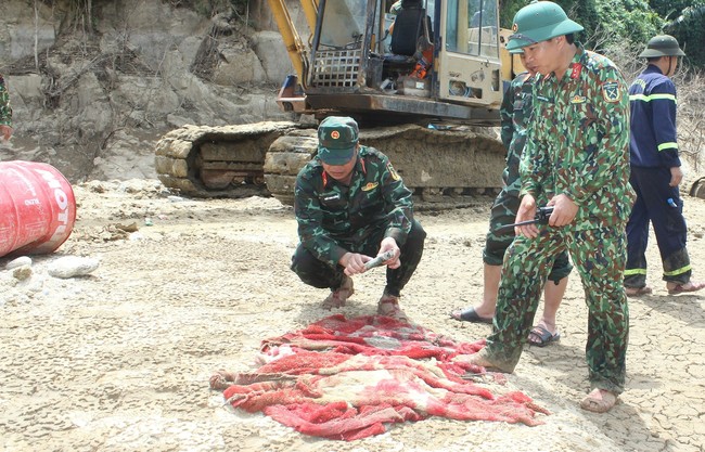 Tìm thấy chăn và nhiều vật dụng của các nạn nhân Rào Trăng 3 cách hiện trường sạt lở 3,5km - Ảnh 1.