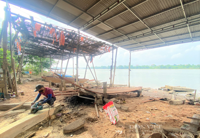 Làng đóng thuyền trăm tuổi đìu hưu bên bờ sông La - Ảnh 2.