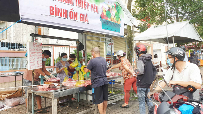 Cần Thơ: Bố trí nhiều gian hàng bán rau thịt tươi sạch trên đường phố phục vụ người dân - Ảnh 3.