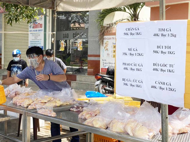 Cần Thơ: Bố trí nhiều gian hàng bán rau thịt tươi sạch trên đường phố phục vụ người dân - Ảnh 4.