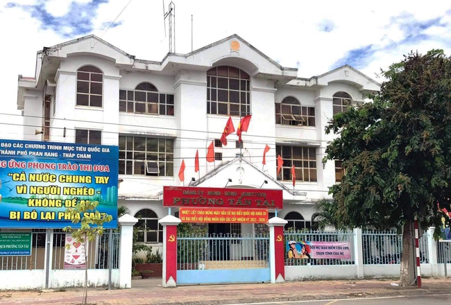 Tạm đình chỉ công tác một chủ tịch UBND phường ở Ninh Thuận vì thu tiền khi cấp giấy xác nhận đi đường - Ảnh 1.