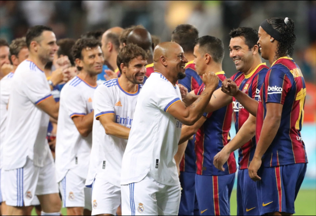 Clip: Ronaldinho &quot;tả xung hữu đột&quot; ở trận El Clasico của các huyền thoại - Ảnh 1.