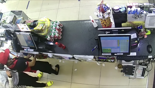 Clip nữ nhân viên cửa hàng tiện lợi bị kề dao cướp táo tợn TP.HCM - Ảnh 1.