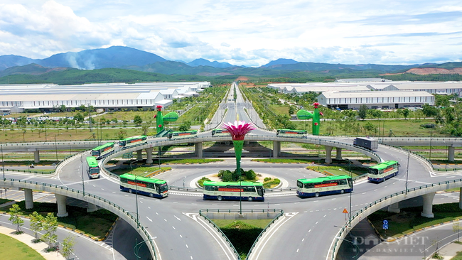 Chuyến xe nghĩa tình kèm 100.000 bộ kit test nhanh của Thaco tỷ phú Trần Bá Dương tặng Quảng Nam - Ảnh 2.