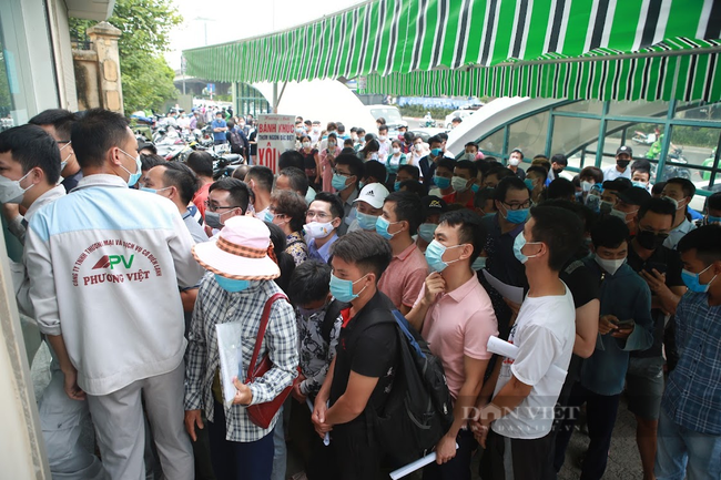 Hà Nội: Hàng trăm người xếp hàng, chen chân chờ xét nghiệm Covid-19 - Ảnh 1.