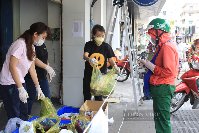 TP.HCM: Rau xanh, đậu que, hành lá đồng giá 25.000 đồng/kg, bán vài tấn mỗi ngày - Ảnh 1.