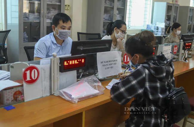 Lao động làm thủ tục hưởng trợ cấp thất nghiệp và Bảo hiểm thất nghiệp tại Trung tâm Dịch vụ việc làm Thanh Hóa. Ảnh: Nguyễn Chương. 