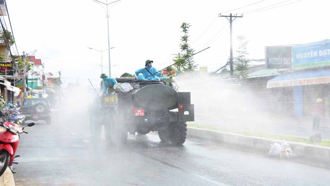 Quân đội phun hóa chất khử trùng trên địa bàn Cần Thơ - Ảnh 1.