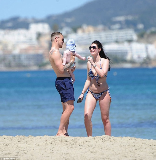 Người hùng của ĐT Anh bị bắt gặp hôn vợ ngấu nghiến ở đảo Ibiza - Ảnh 7.