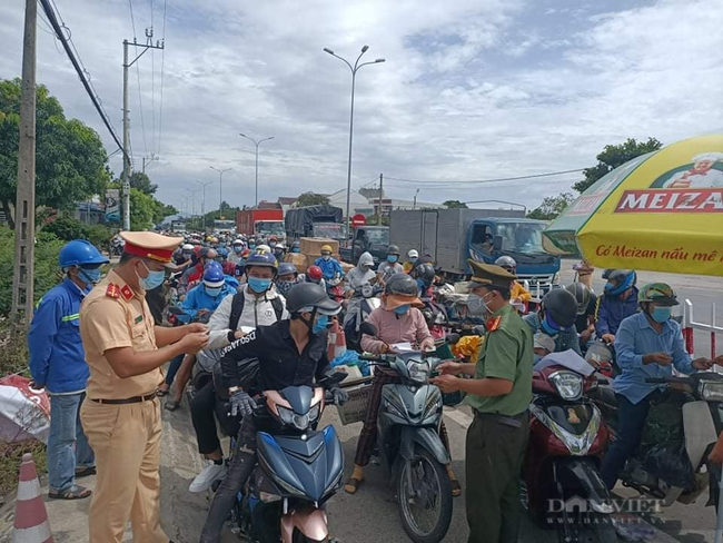 Quảng Nam: Người dân rồng rắn rời Đà Nẵng trước giờ “giới nghiêm” - Ảnh 2.