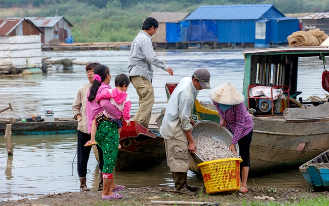 Người dân ở làng nuôi cá lồng bè xã Ngọc Định, huyện Định Quán, Đồng Nai. Ảnh Hải Đình