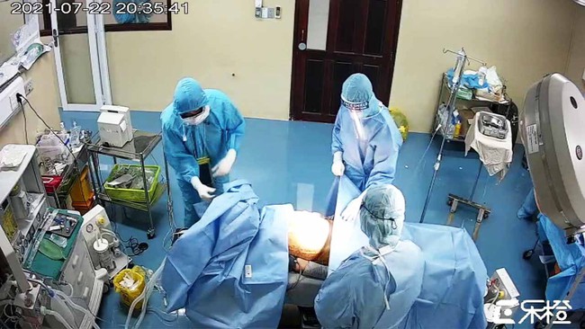 Cần Thơ: Bệnh nhân Covid-19 bị thủng dạ dày được phẫu thuật cứu chữa kịp thời tại phòng mổ dã chiến - Ảnh 1.