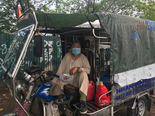 Bất chấp lệnh giãn cách phòng dịch Covid-19 của TP Hà Nội, ông Nguyễn Hải Đàm (75 tuổi) nhà ở Nguyễn Xiển (Hà Nội) vẫn chạy xe ba gác. Ảnh: N.T
