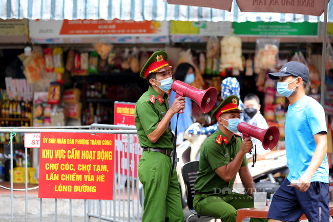 Các khu chợ ở Hà Nội đã đông nghẹt người mua, kẻ bán - Ảnh 1.