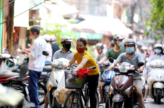 Các khu chợ ở Hà Nội đã đông nghẹt người mua, kẻ bán - Ảnh 2.