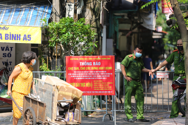 Các khu chợ ở Hà Nội đã đông nghẹt người mua, kẻ bán - Ảnh 3.