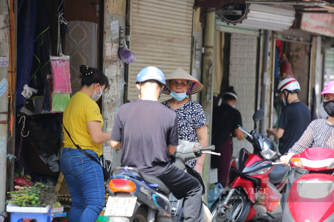 Các khu chợ ở Hà Nội đã đông nghẹt người mua, kẻ bán - Ảnh 6.